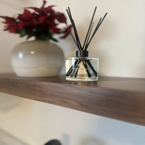 Douche, serviettes fournies, savon, shampooing