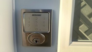 Une serrure à clavier électronique de la marque SCHLAGE, installée sur une porte.