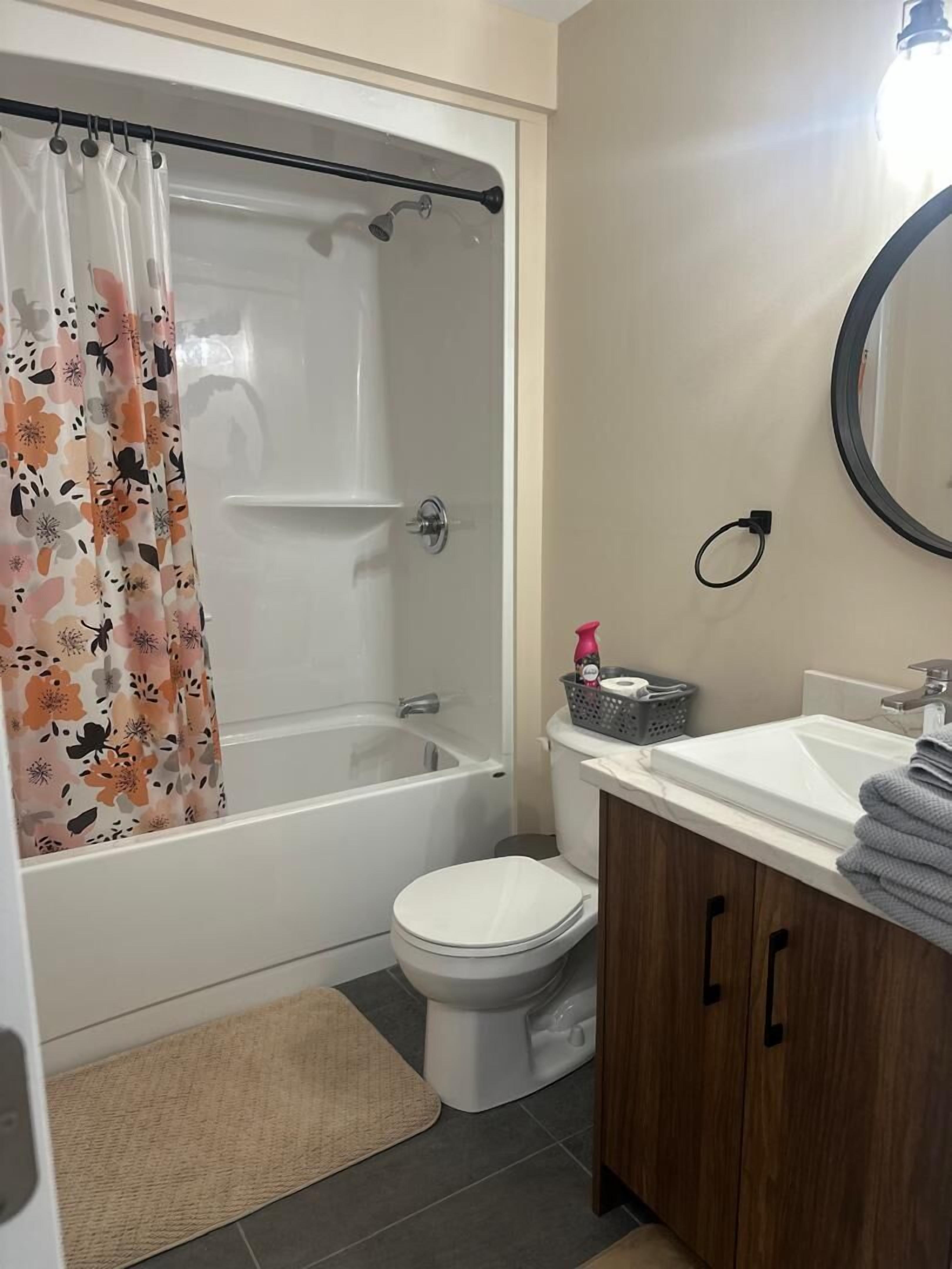 Ducha, toallas, jabón y champú