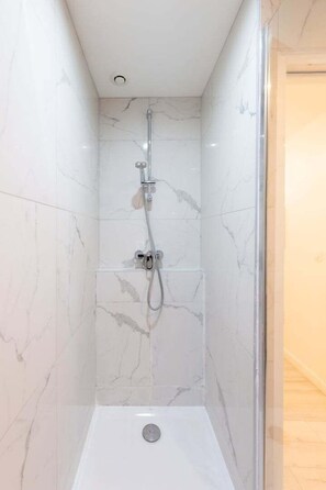 Shower, hair dryer, towels - Part-Dieu  3 - Apartment with AC (Lyon)