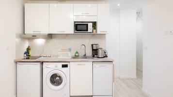 Réfrigérateur, micro-ondes, cafetière/bouilloire, grille-pain