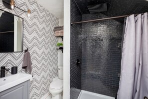 Shower, hair dryer, towels - Spacious 9BR Home~Ideal for Groups~Near Downtown (Des Moines)