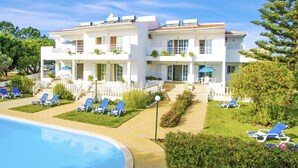 A two-story hotel with a swimming pool, sun loungers, and a well-maintained garden. - Elegant villa w/ heatable pool and jacuzzi - Galé (Albufeira)