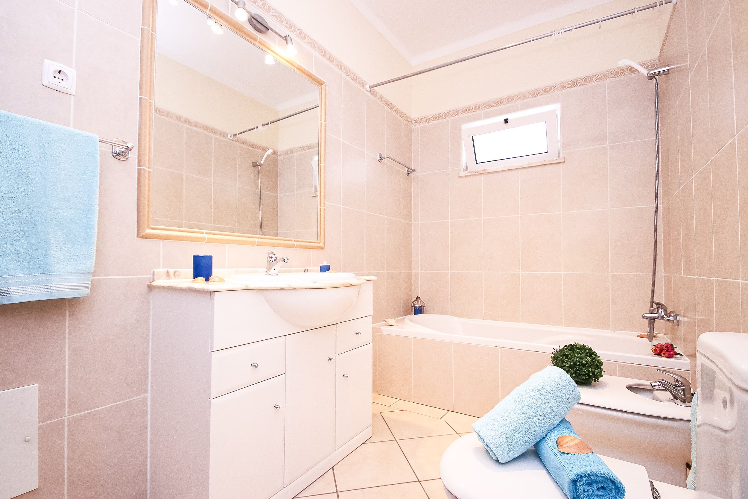 Une salle de bain avec une baignoire, un lavabo et un miroir.
