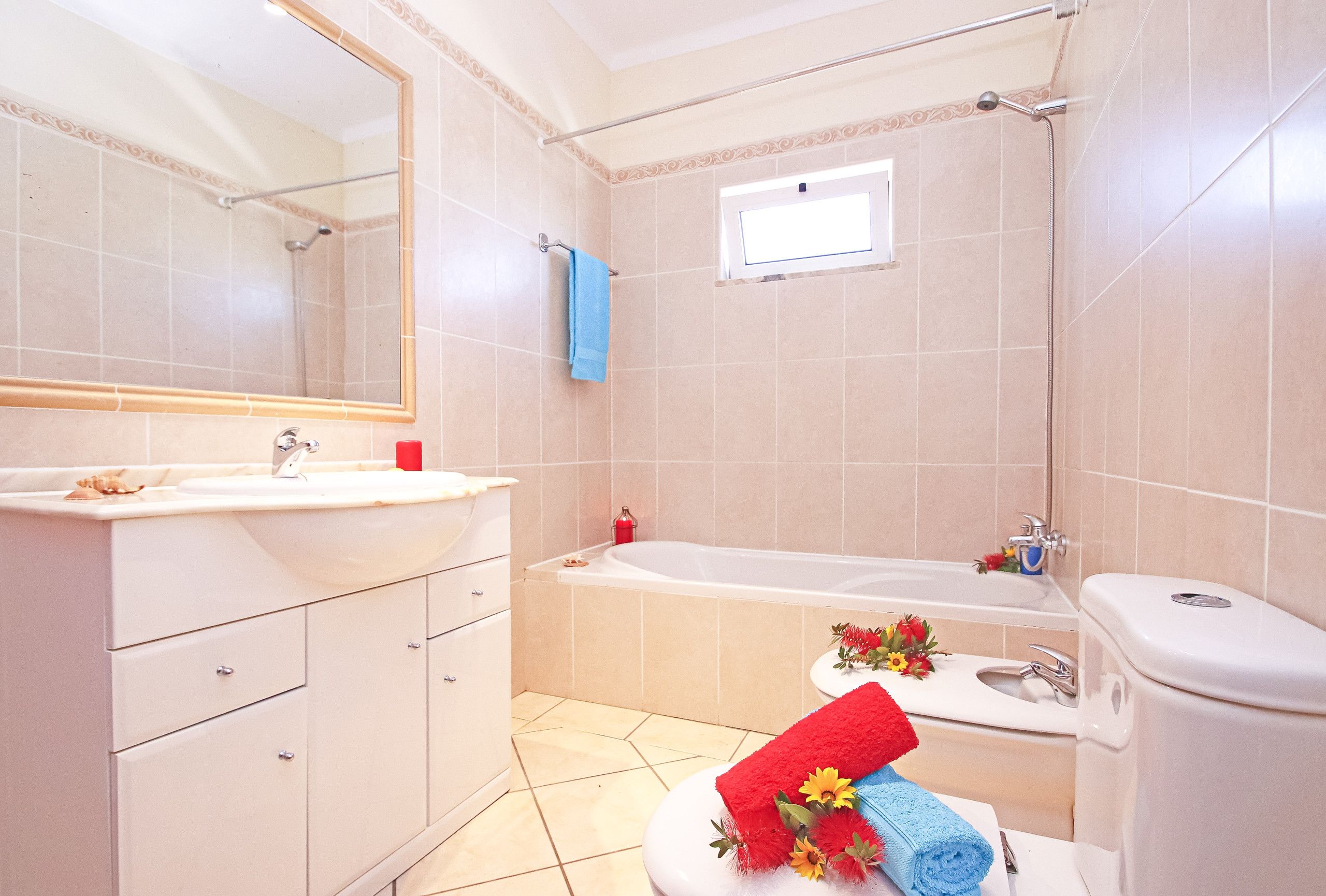 Ein Badezimmer mit einer Badewanne, Toilette und Waschbecken.