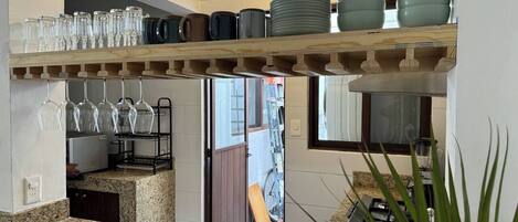 Kylskåp, mikrovågsugn, ugn och spishäll