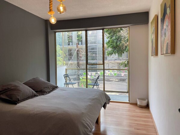 3 habitaciones, tabla de planchar con plancha, cuna de viaje y wifi 