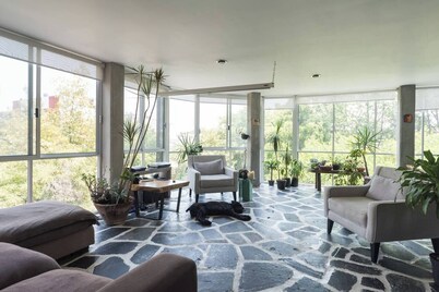 Enchanted Heaven Plant-Filled Penthouse with 5 BR