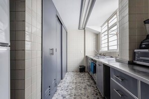 Geladeira, micro-ondas, fogão, cooktop