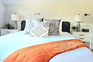 4 bedrooms, iron/ironing board, travel cot, WiFi - 4BR home, King bedsx2, easy to HPU|Furniture Mkt|GSO|W-Salem (High Point)