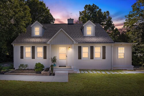 4BR home, King bedsx2, easy to HPU|Furniture Mkt|GSO|W-Salem