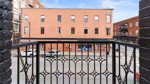 Un bâtiment à la façade plate, doté de nombreuses fenêtres, et situé devant une rue.