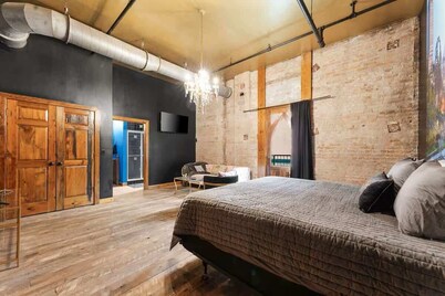 Welcome to Black Palace-C! A beautiful downtown loft with easy access to everyth