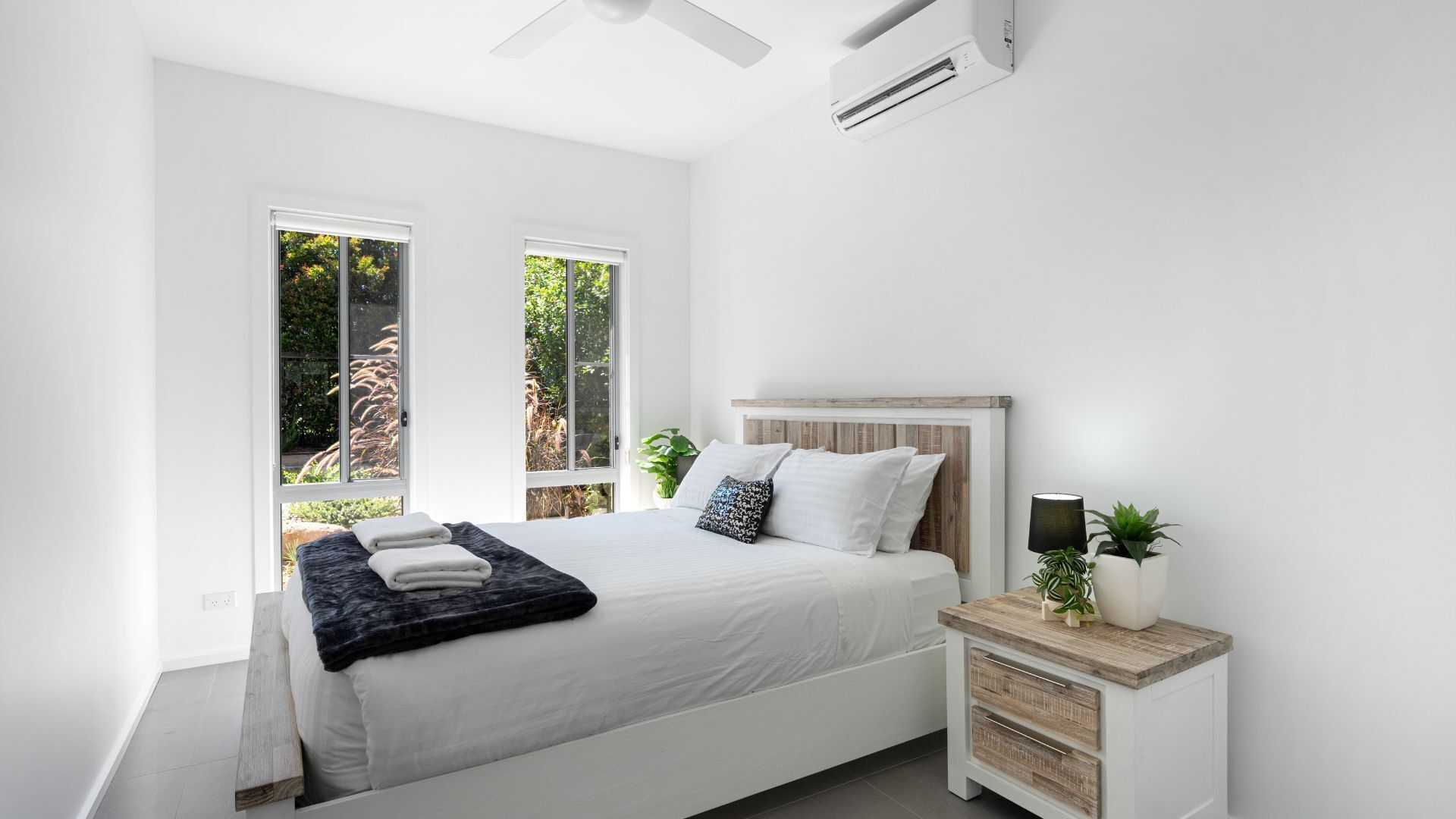 4 habitaciones, escritorio y tabla de planchar con plancha 