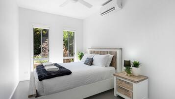 4 habitaciones, escritorio y tabla de planchar con plancha