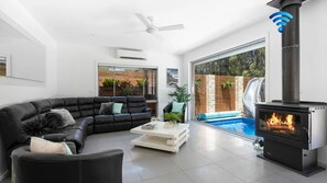 Smart TV, fireplace - Marine Adventures – tranquil blue waters and white beaches of Jervis Bay (Callala Bay)
