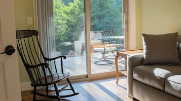 Una Smart TV, una chimenea, una pantalla de ordenador