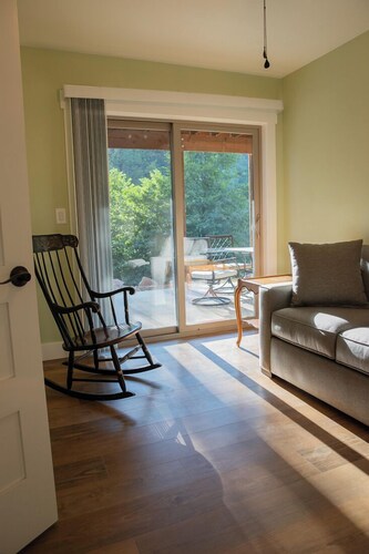 Private 40-acre retreat with creek, swimming hole, hot tub, fire pit, sleeps 18, dog-friendly, near golf & casinos.