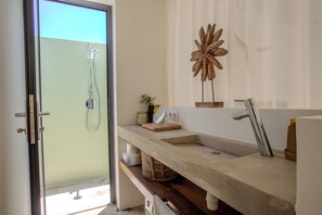 Douche, sĂšche-cheveux, serviettes fournies, savon