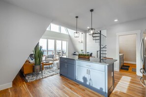 Una Smart TV, una chimenea, videojuegos