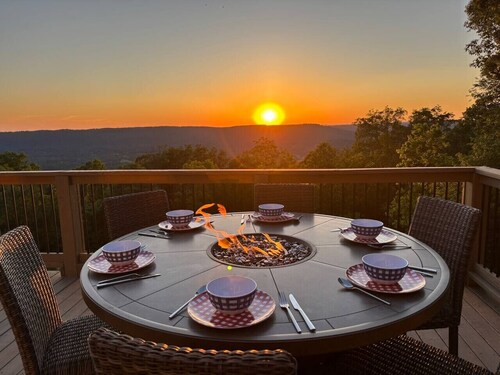 Independence A-Frame cabin on Lookout Mtn with Incredible Sunset & MtnViews