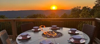 Independence A-Frame cabin on Lookout Mtn with Incredible Sunset & MtnViews