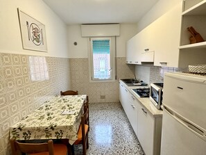 Køleskab, mikrobølgeovn, kogeplade, køkkentøj/tallerkener/redskaber