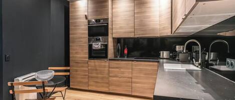 Een koelkast, een magnetron, een oven, een vaatwasser