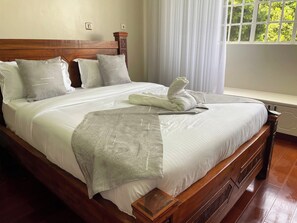 5 bedrooms, desk, iron/ironing board, WiFi - Luxury Villa with Private Pool and In-Room Jacuzzis – Perfect Getaway (Nairobi)