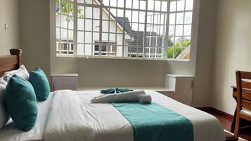 5 bedrooms, desk, iron/ironing board, WiFi