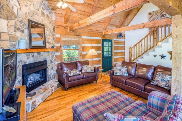Smart TV, fireplace - Cozy 3 level cabin in charming Banner Elk. Stunning views and central location. (Banner Elk)