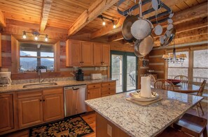 Fridge, microwave, oven, stovetop - Cozy 3 level cabin in charming Banner Elk. Stunning views and central location. (Banner Elk)