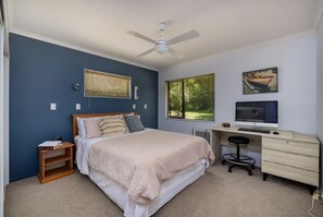 3 bedrooms, iron/ironing board, WiFi, bed sheets