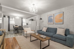 TV - Your Manhattan Escape! Beautiful 3BD 1BTH Apt (New York)
