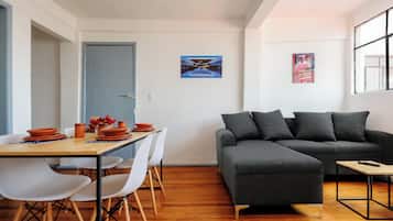 Apartamento superior | Área de estar | TV de tela plana 50 polegadas com canais a cabo