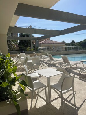 Una piscina al aire libre