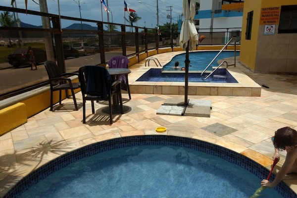 2 piscinas techadas, 5 piscinas al aire libre