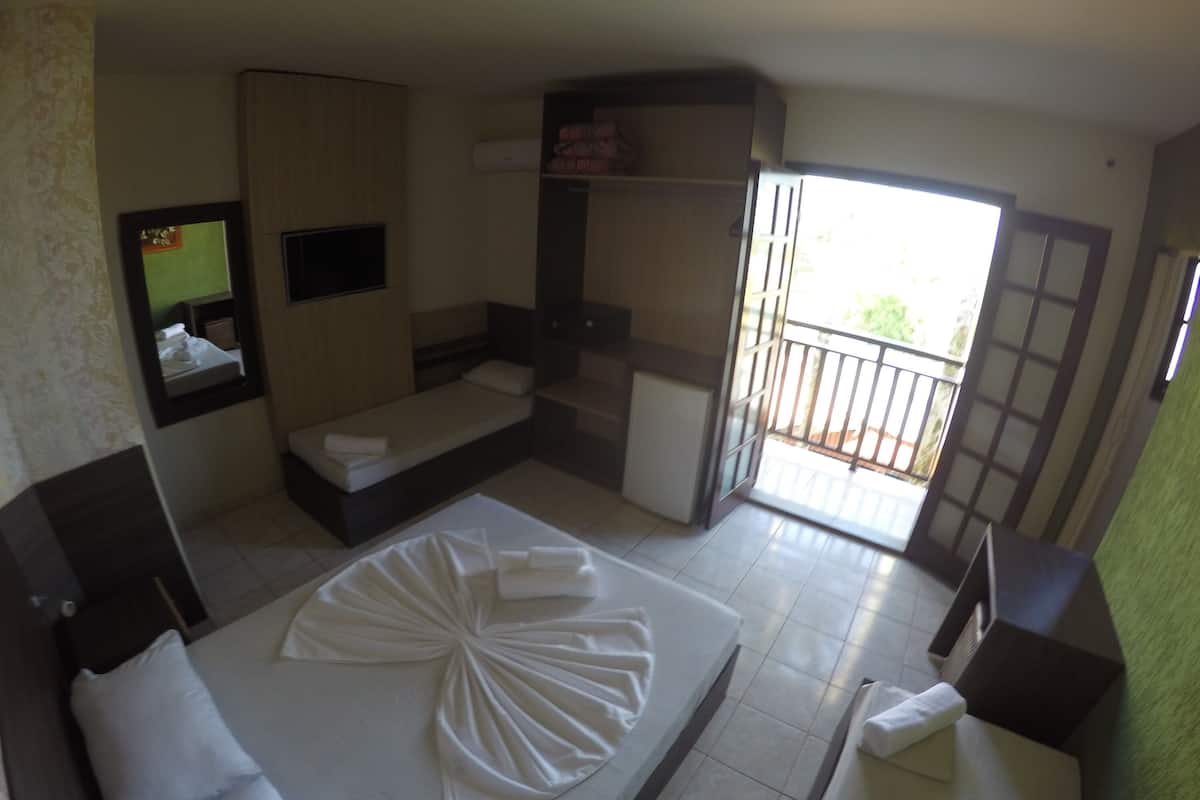 Basic Suite, Balcony, Courtyard View