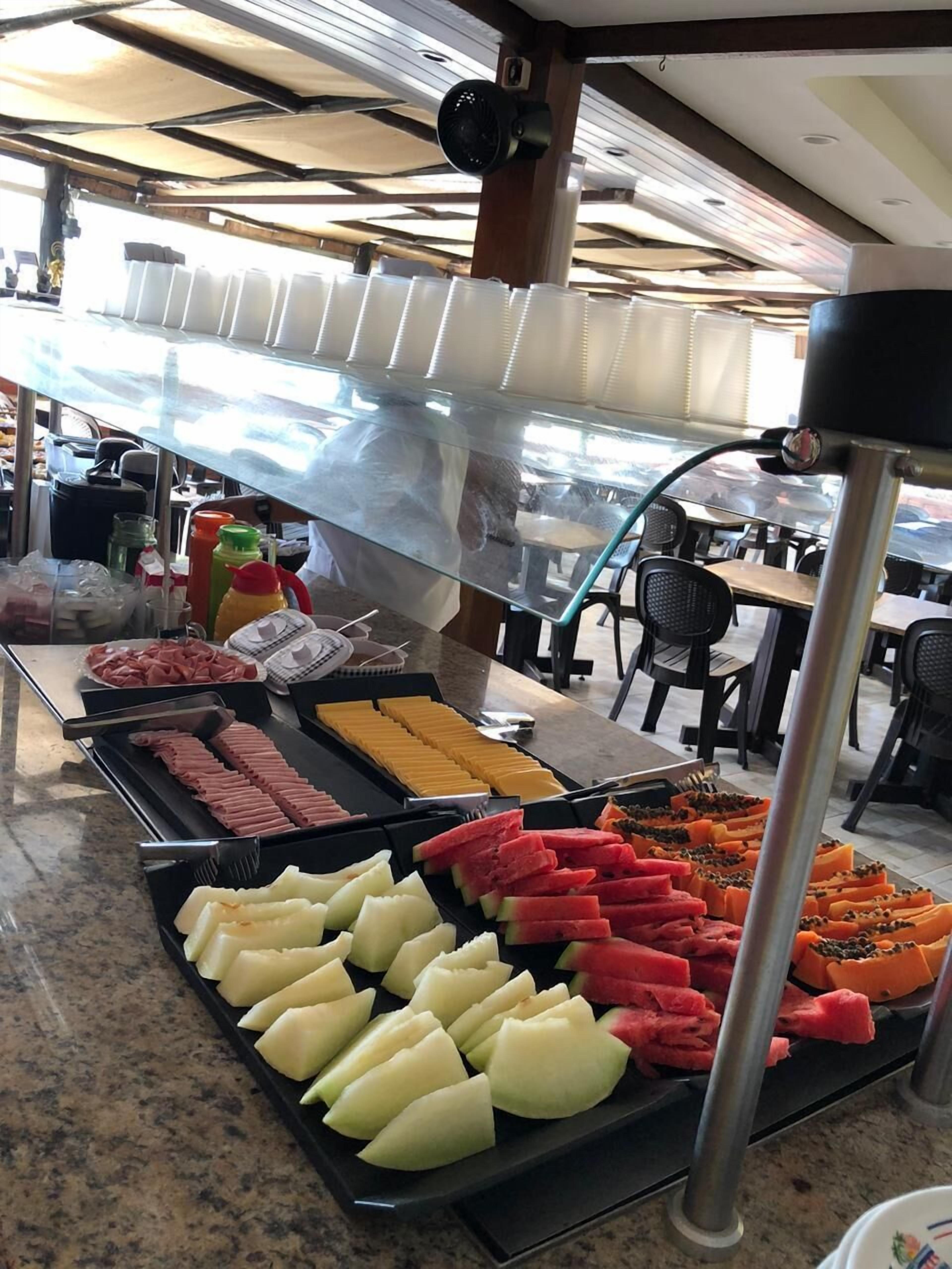 Café da manhã com buffet grátis todos os dias