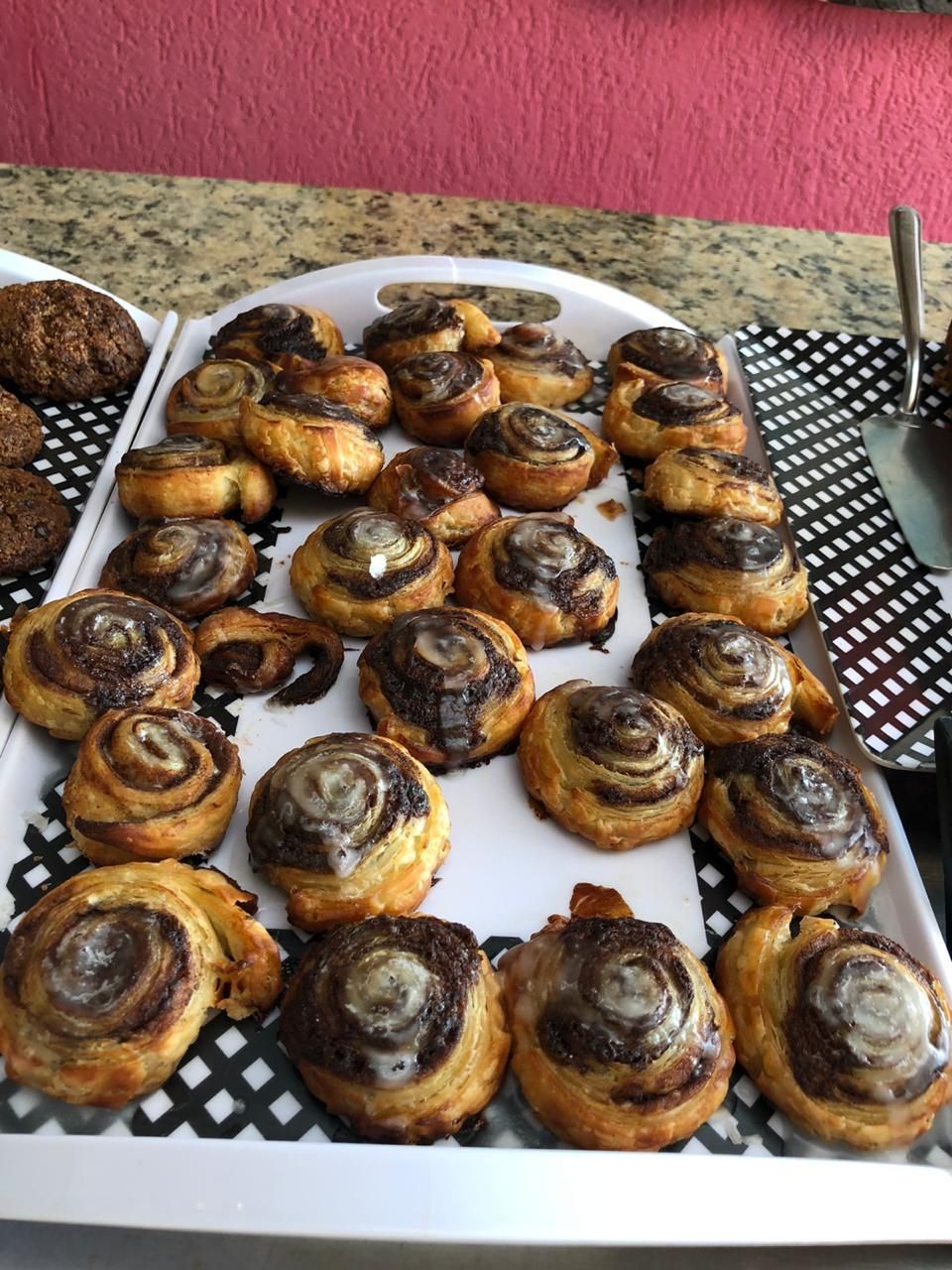 Un vassoio di cinnamon rolls su un piatto bianco.