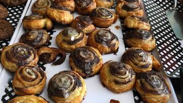 Un vassoio di cinnamon rolls su un piatto bianco.