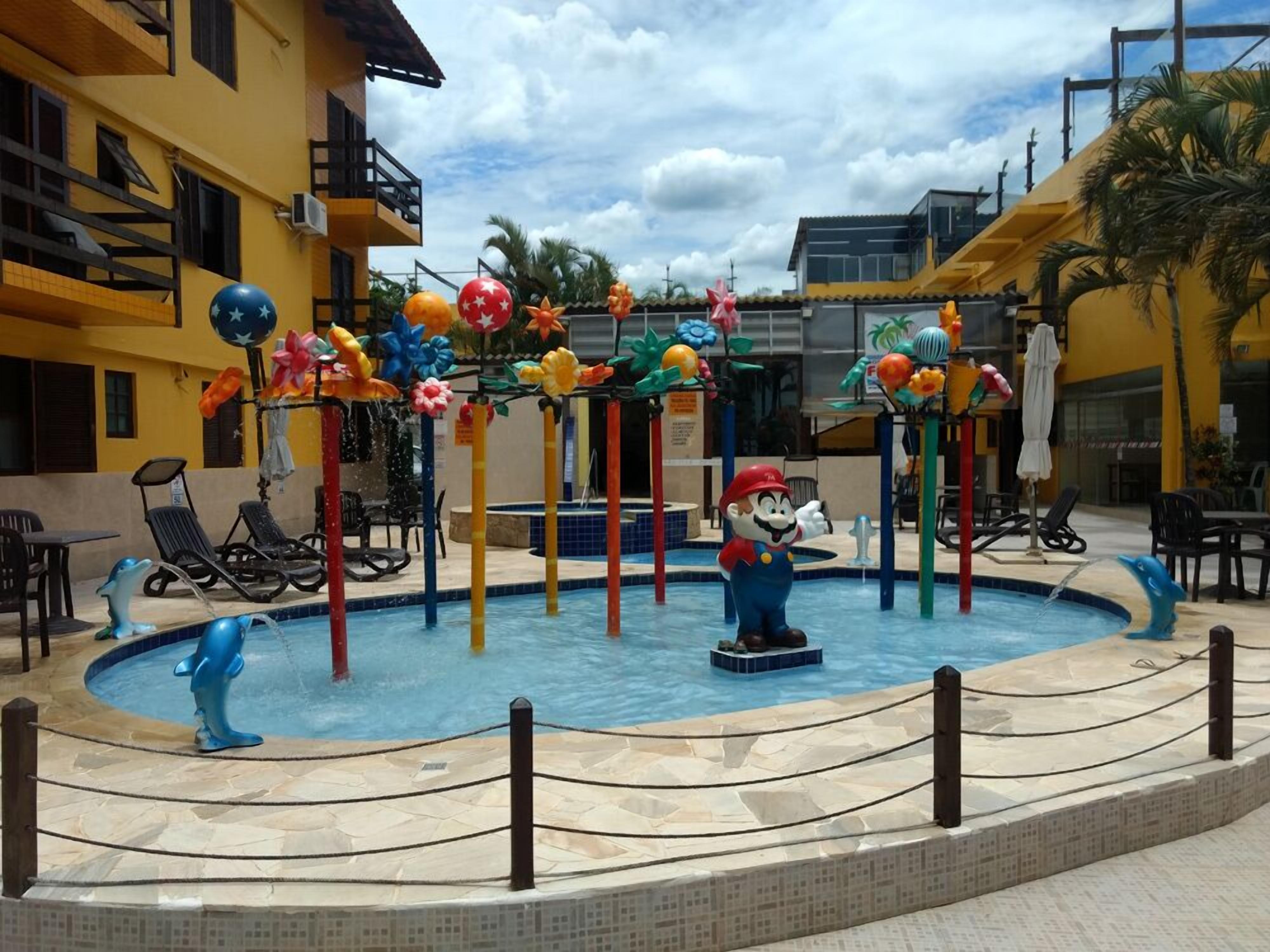 2 室内游泳池，5 室外游泳池