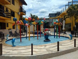 2 piscinas techadas, 5 piscinas al aire libre