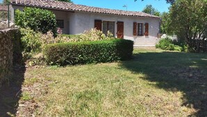 A single-story house with a tiled roof, a small front yard, and a hedge. - Gite du Fourbas - renovated in 2025 - with swimming pool (Belmont-Sainte-Foi)