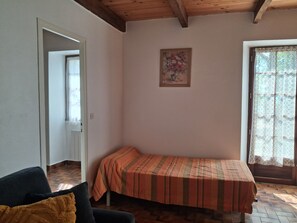 1 habitación, tabla de planchar con plancha, cuna de viaje y wifi 