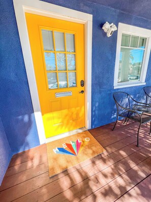 Exterior detail - 2 bed 2 bath! Walk to the beach! (Long Beach)