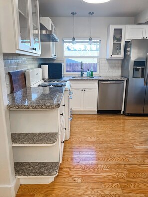 Private kitchen - 2 bed 2 bath! Walk to the beach! (Long Beach)