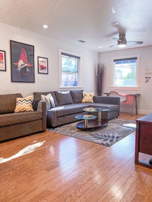 Living area - 2 bed 2 bath! Walk to the beach! (Long Beach)