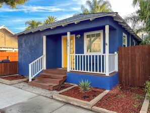 Exterior - 2 bed 2 bath! Walk to the beach! (Long Beach)