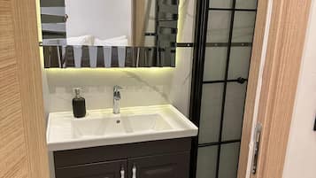 Douche, articles de toilette gratuits, sĂšche-cheveux